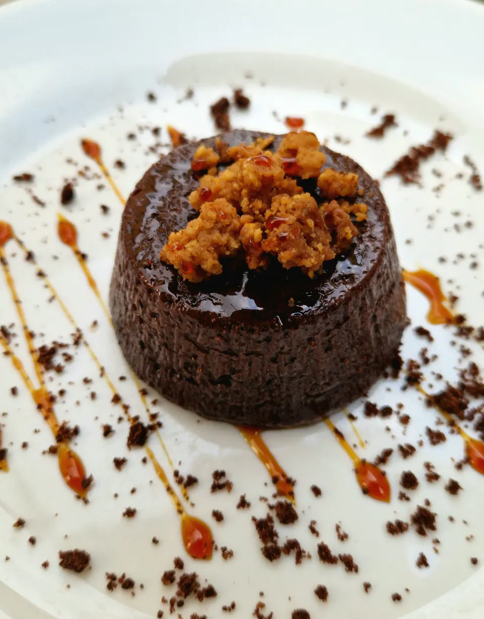 Bonet decorato con granella, cacao e caramello