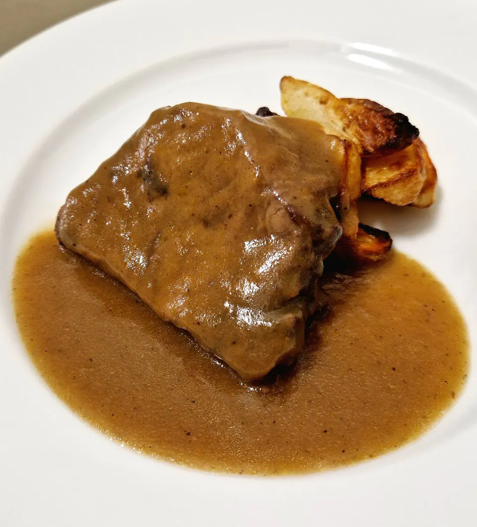 Cappello del prete brasato alla Barbera con patate al forno