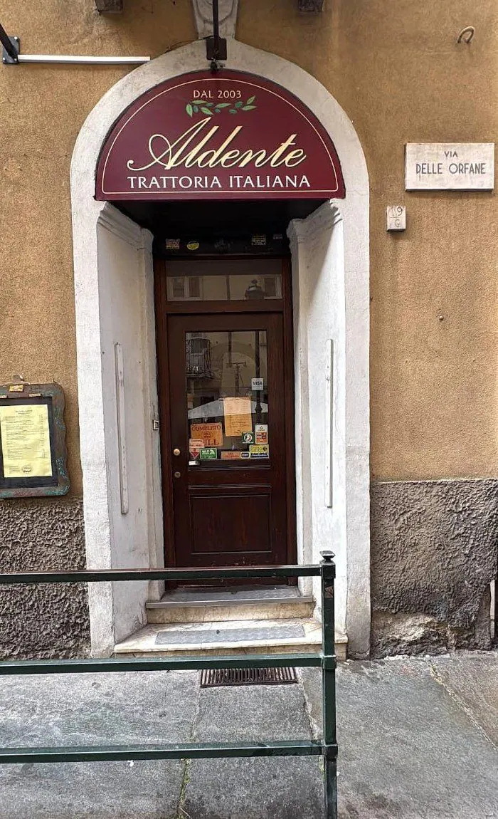 L'ingresso di Aldente in Via delle Orfane 19/G con l'insegna bordeaux ad arco